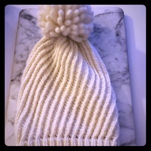 Stylish pom knitted beanie - White